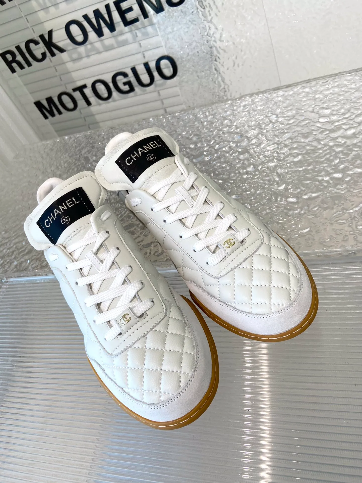 👟👟Ex-factory price 520👟👟 Women's shoes Women's clothing Women's shoes Women's clothing Chanel Chanel 23K lambskin diamond pattern tennis shoes Original purchase development and production Xiaoxiang's latest hidden tennis shoes soft diamond pattern Soft lambskin with big tongue and classic double C logo full of retro feel and the most versatile black and white color scheme Coco girls must buy a casual shoe with broken stud design on the sole Super soft ▪️ Fabric: Original custom lambskin/suede ▪️ Lining: Imported custom sheepskin + mesh ▪️ Sole: Original molded diamond rubber material ▪️ Sole thickness: 2.5CM ▪️ Size: 35-40